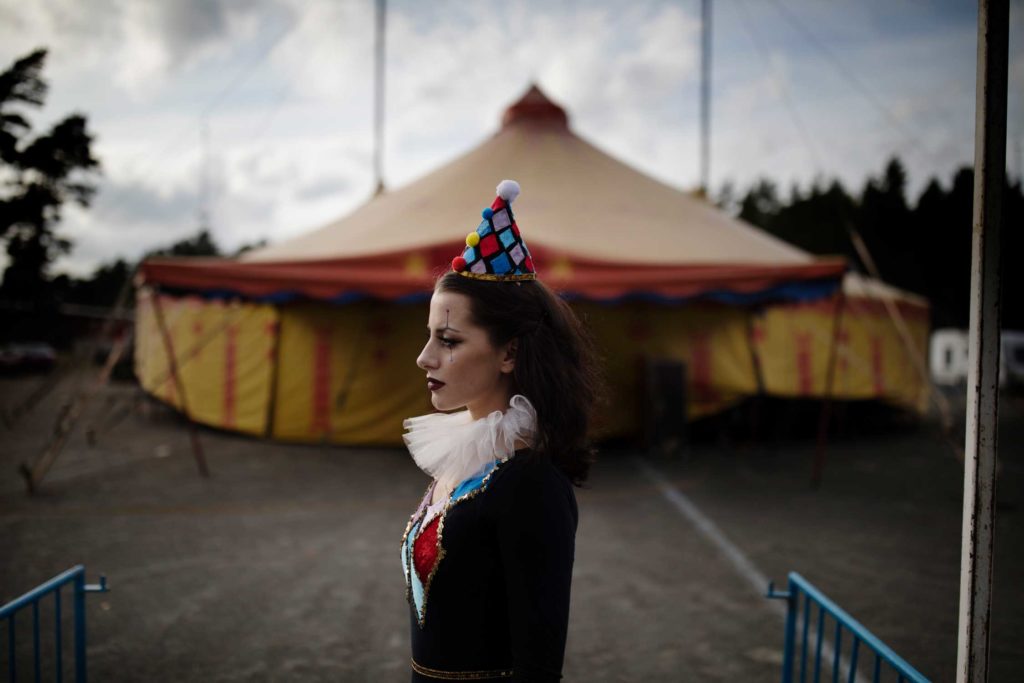 Simona Rhodin framför Cirkus Rhodins tält. Foto: Åsa Sjöström. Fotot visas i utställningen Cirkus.