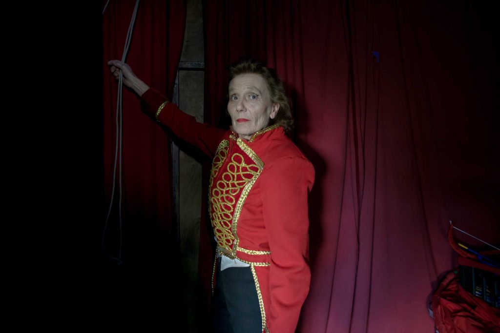 Diana Rhodin i cirkusdirektör-kostym. Foto Åsa Sjöström