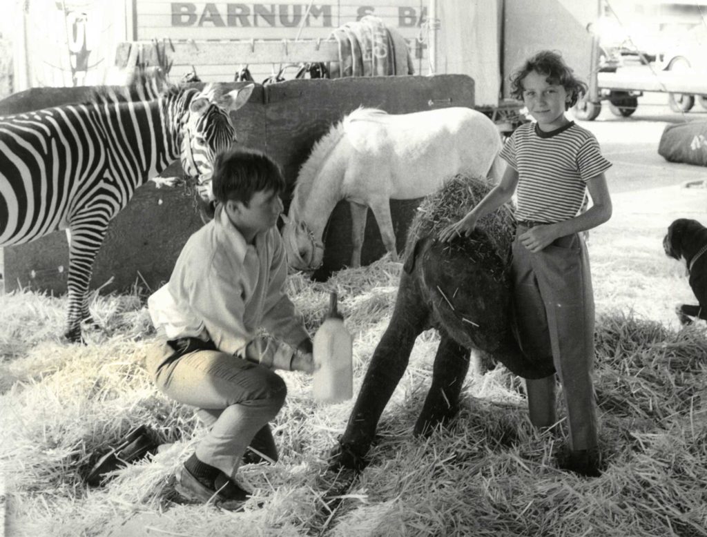 Diana Rhodin som tioåring, med en nyfödd elefantunge på den amerikanska cirkusen Ringling Brothers Barnum & Bailey. Bredvid henne Roman Schmitt, son till elefanttränaren Hugo Schmitt. Foto: Trolle Rhodin (privat foto). 