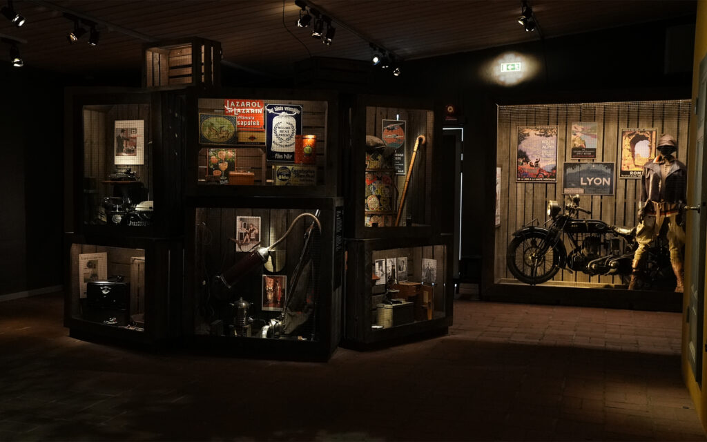 Montrar i utställningen 2 tjugotal, bland annat motorcykel med docka klädd i motorcykelkläder för kvinnor.