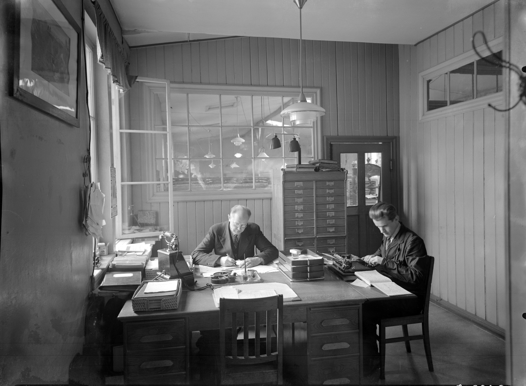 Kontorsinteriör i Lund, omkring 1930. Fotografi av Emil Grothén.