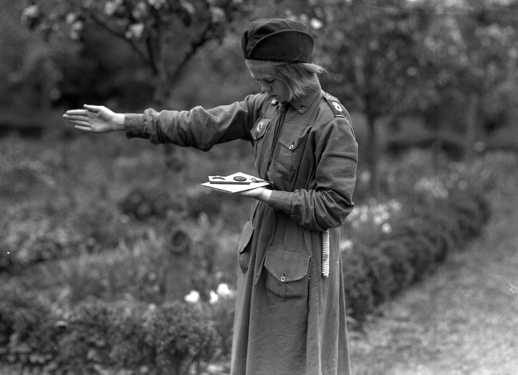 Flickscouter tar ut kompassriktning, Lund, omkring 1930. Fotografi av Emil Grothén.