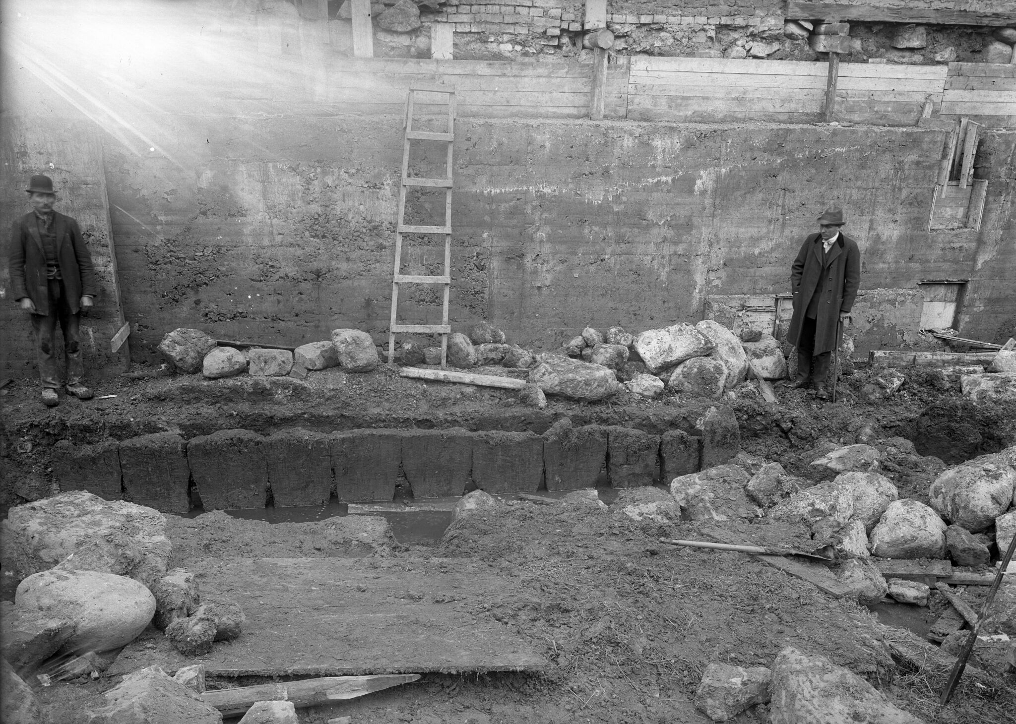 Stavkyrkans norra korvägg, Lund, 1912. Fotografi av Georg Karlin, taget från söder vid utgrävningen av kvarteret Maria Minor n:r 6.