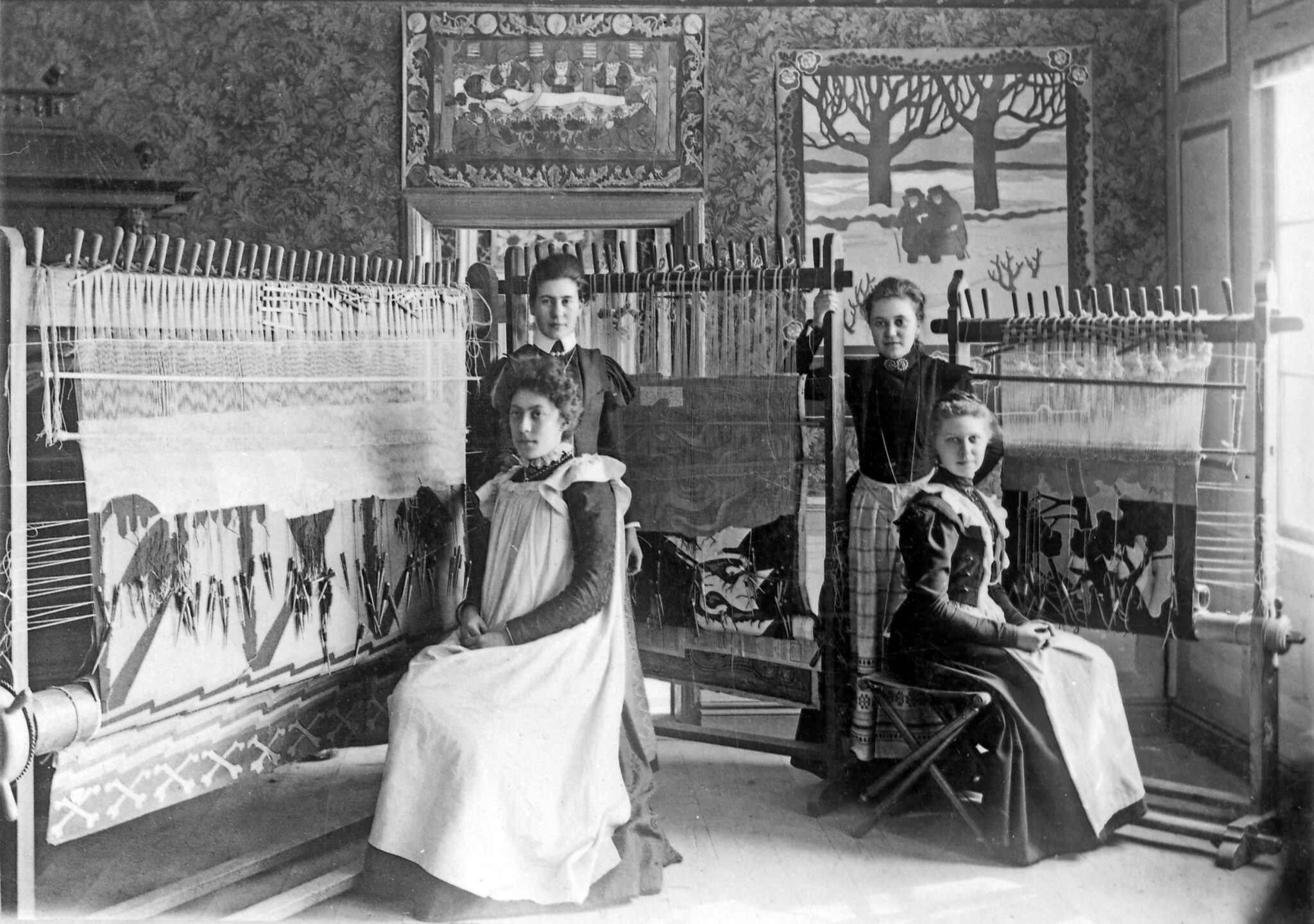 Textilverkstaden vid Kulturen, omkring 1900. Reprofotografi av Lars Westrup. Till vänster konstväverskan Anna Nordström, till höger amanuensen Maria Engström.