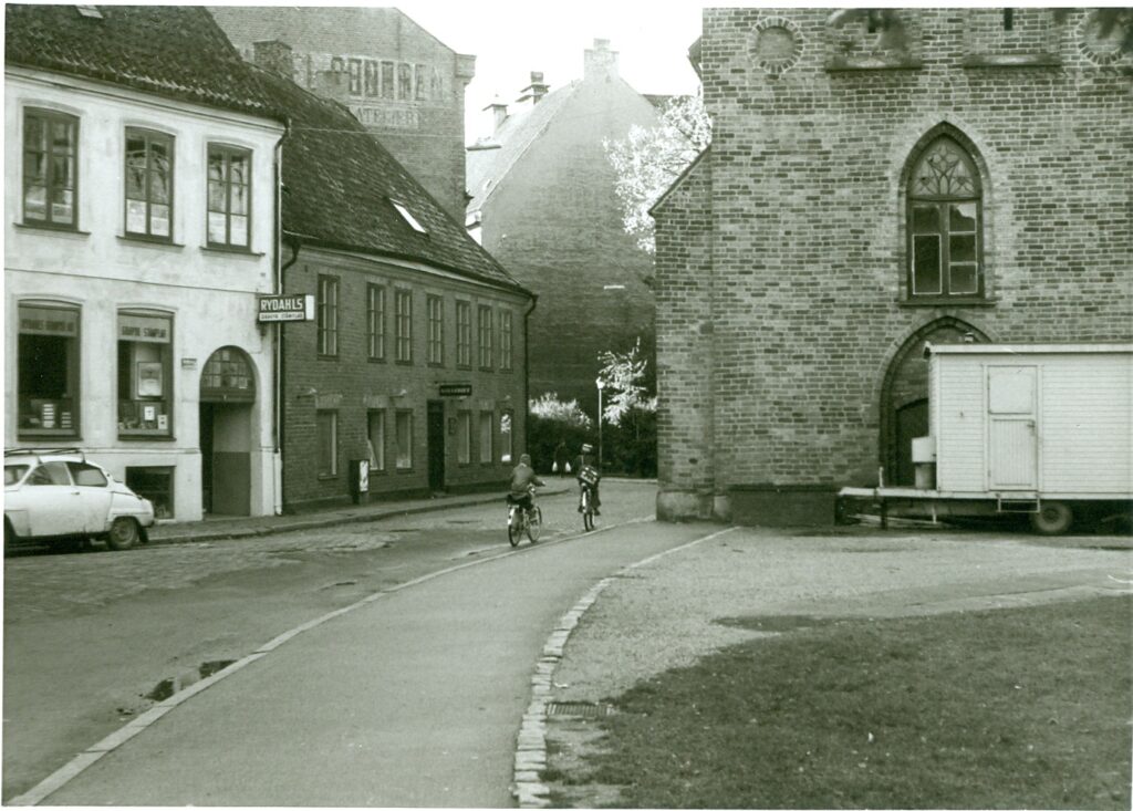 En svartvit bild från år 1973 av en bit av Kungsgatan i Lund . 